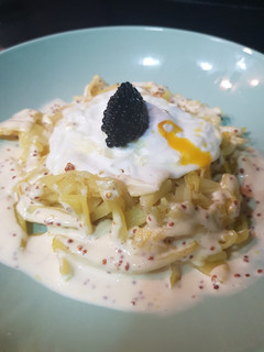 Una foto de Patatas paja con allioli de mostaza antigua y CaviArtic