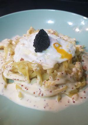 Una foto de Patatas paja con allioli de mostaza antigua y CaviArtic