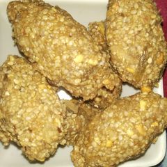 A picture of Til ladoo.