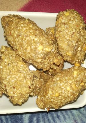 A picture of Til ladoo.