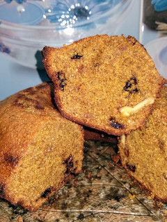 Una foto de Budín de banana 🍌 con nueces, chispas de chocolate 🍫 🫶😌😘