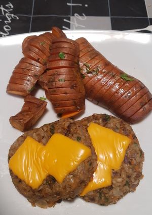 Una foto de Hamburguesas veggies de lenteja y arroz yamaní con boniato🍠