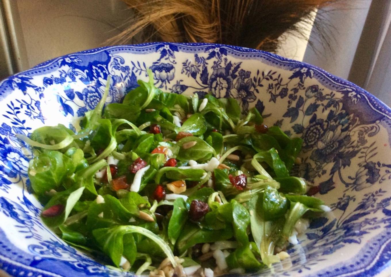Ensalada de canónigos, granada y dátiles con miel y frutos secos 🌱🍯🍃