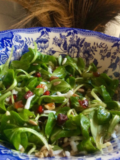 Una foto de Ensalada de canónigos, granada y dátiles con miel y frutos secos 🌱🍯🍃