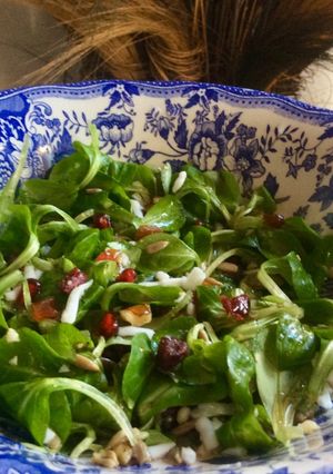 Foto principal de Ensalada de canónigos, granada y dátiles con miel y frutos secos 🌱🍯🍃