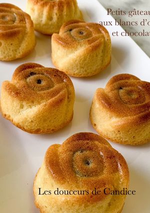 Une photo de PETITS GÂTEAUX AUX BLANCS D’ŒUFS ET CHOCOLAT
