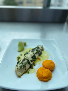 Una foto de Pescado plano en cocción unilateral, flan de zanahoria con salsa de hierbas 🌿