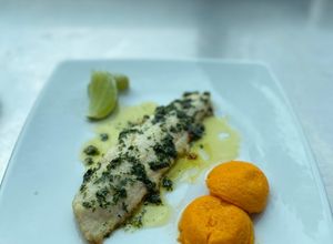 Una foto de Pescado plano en cocción unilateral, flan de zanahoria con salsa de hierbas 🌿