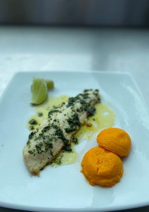 Una foto de Pescado plano en cocción unilateral, flan de zanahoria con salsa de hierbas 🌿