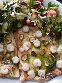 Una foto de Pez espada a la plancha con salteado de gambas y ajos