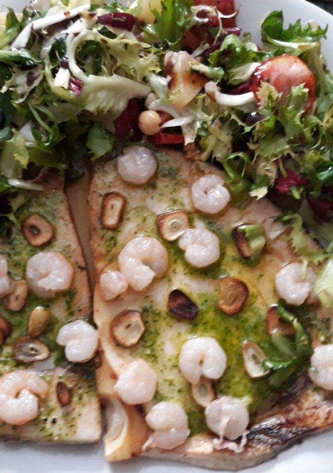 Una foto de Pez espada a la plancha con salteado de gambas y ajos