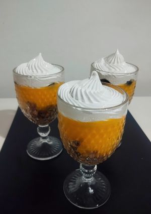 Una foto de Copa Cremosa Tropical con Base Crocante