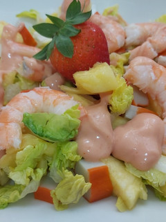 Una foto de Cocktail de marisco con salsa rosa🦐🦐