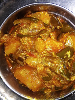 तरी वाले बैंगन आलू (Tari wale baingan aloo recipe in Hindi) रेसिपी मुख्य फोटो