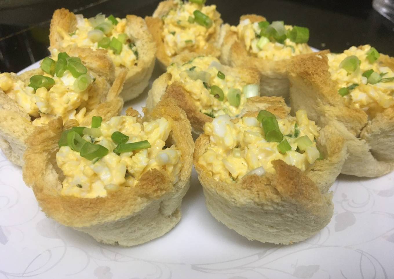 Egg-cheese salad in bread cups