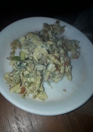 Una foto de Huevos revueltos con verduras