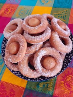 Una foto de Donuts fritos en aceite