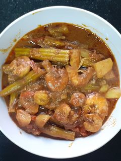 कोलंबी, शेवगाच्या शेंगा नि बटाटा (एक पारंपरिक कालवण) (shevgachya shenga batata recipe in marathi) रेसिपी चे मुख्य फोटो