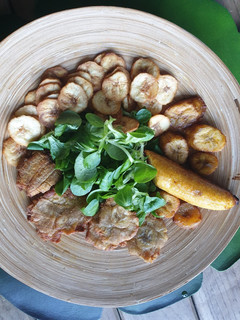 Una foto de Mariquitas, tostones y plátanos fritos