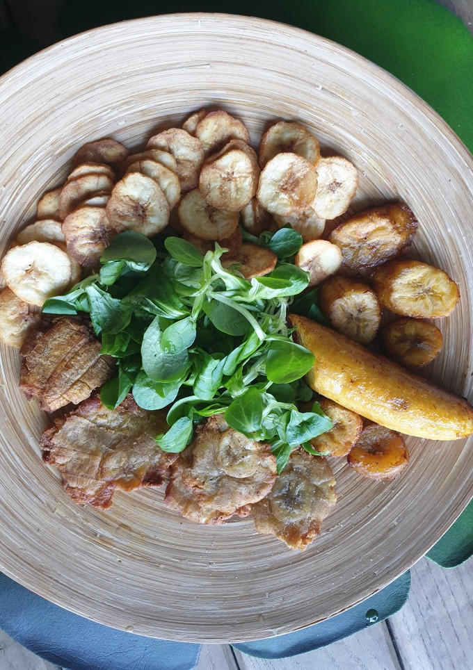 Una foto de Mariquitas, tostones y plátanos fritos