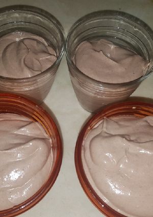 Una foto de Mousse de chocolate y fresa