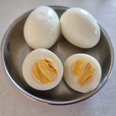 A picture of Boiled eggs.