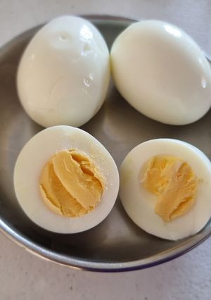 A picture of Boiled eggs.