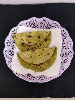 પાલક ની બે પડ વાળી રોટલી રેસીપી મુખ્ય ફોટો
