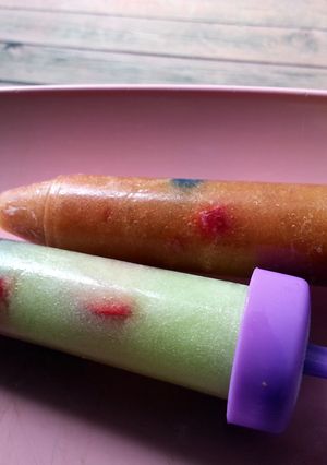 A picture of 100% Fruit Popsicles.