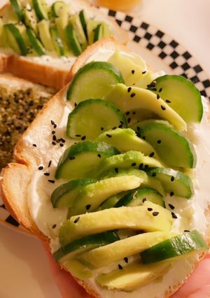 صورة لوصفة فطور صحي افوكادو مع الخيار 🥑🥒