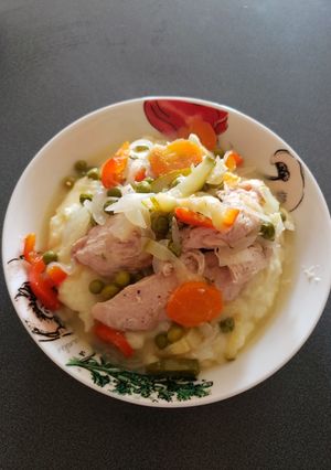 Una foto de Pollo arvejado con puré