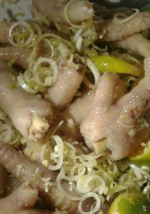Hình của món Chân gà trộn xả tắc.