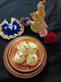 मक्खन मिश्री लड्डू (Butter mishri laddu recipe in hindi) रेसिपी मुख्य फोटो