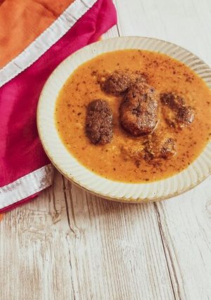 A picture of Malai kofta curry.