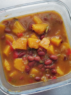Una foto de Frijoles con calabaza en caldo de miso