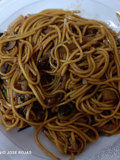 Una foto de Noodles con verduras