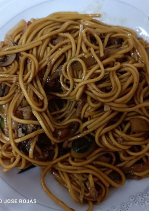 Una foto de Noodles con verduras