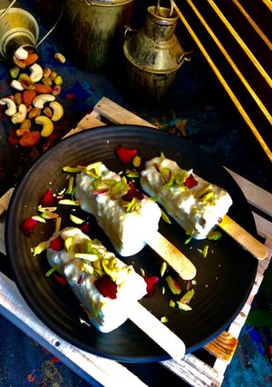 મલાઇ કુલ્ફી(Malai Kulfi Recipe In Gujarati) રેસીપી મુખ્ય ફોટો