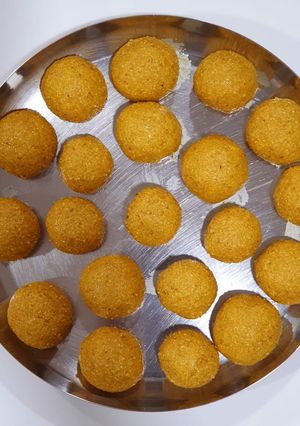 A picture of Besan ladoo.