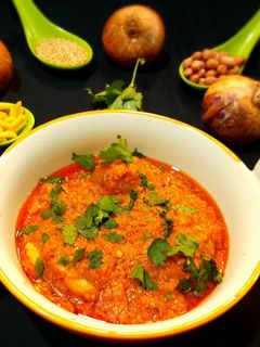 આખી ડુંગળી નુ શાક (Akhi Dungri Shak Recipe In Gujarati) રેસીપી મુખ્ય ફોટો