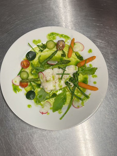 Una foto de Merluza con verduras a la sal