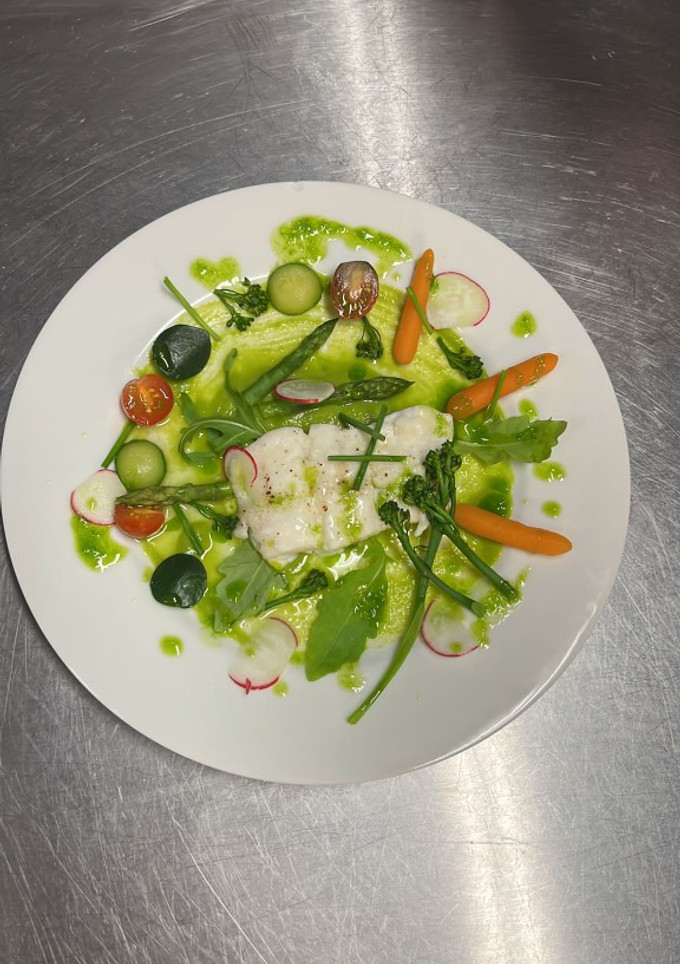 Una foto de Merluza con verduras a la sal