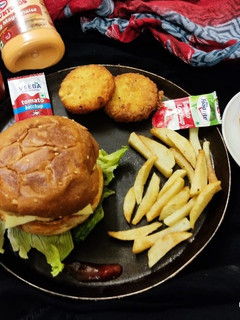 આલુ ટિક્કી બર્ગર (Aloo Tikki Burger Recipe In Gujarati) રેસીપી મુખ્ય ફોટો