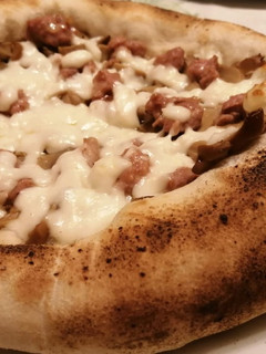 Una foto de Como hacer pizza de champiñones y chorizo fresco