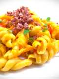 Fusilloni con crema di peperoni e speck croccante