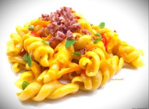 Foto di Fusilloni con crema di peperoni e speck croccante