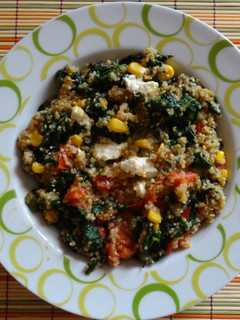 Una foto de Quinoa con espinacas, tomates y queso feta