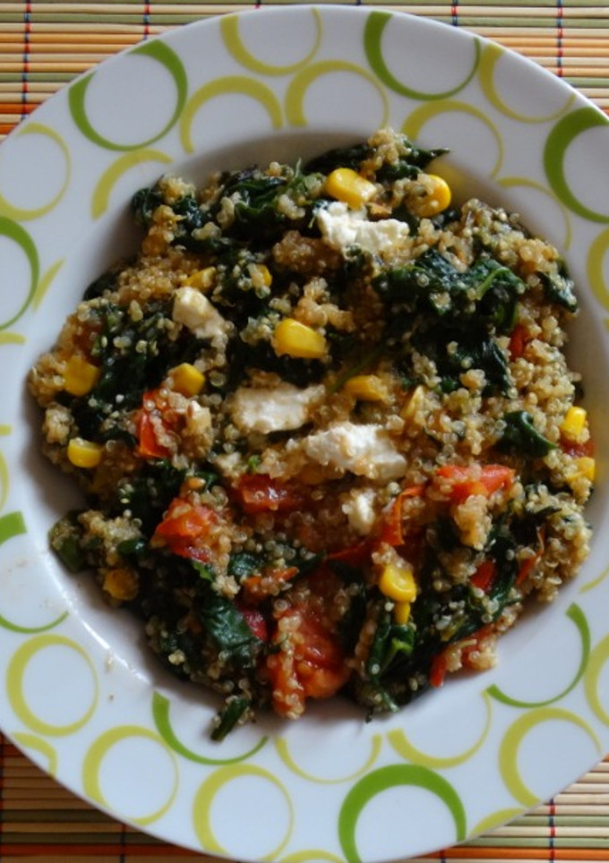 Una foto de Quinoa con espinacas, tomates y queso feta