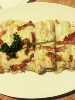 Una foto de Puerros gratinados con jamón y queso