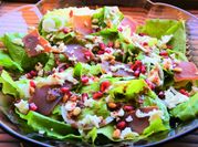 Una foto de ensalada mojama